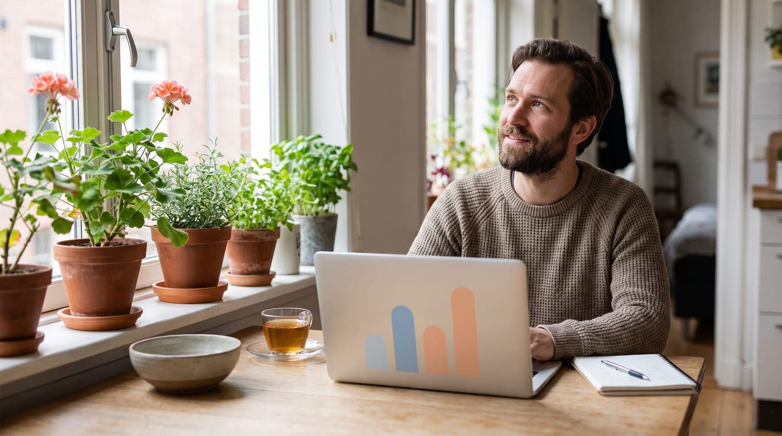 Rekentools voor je thuisbatterij doornemen aan de keukentafel